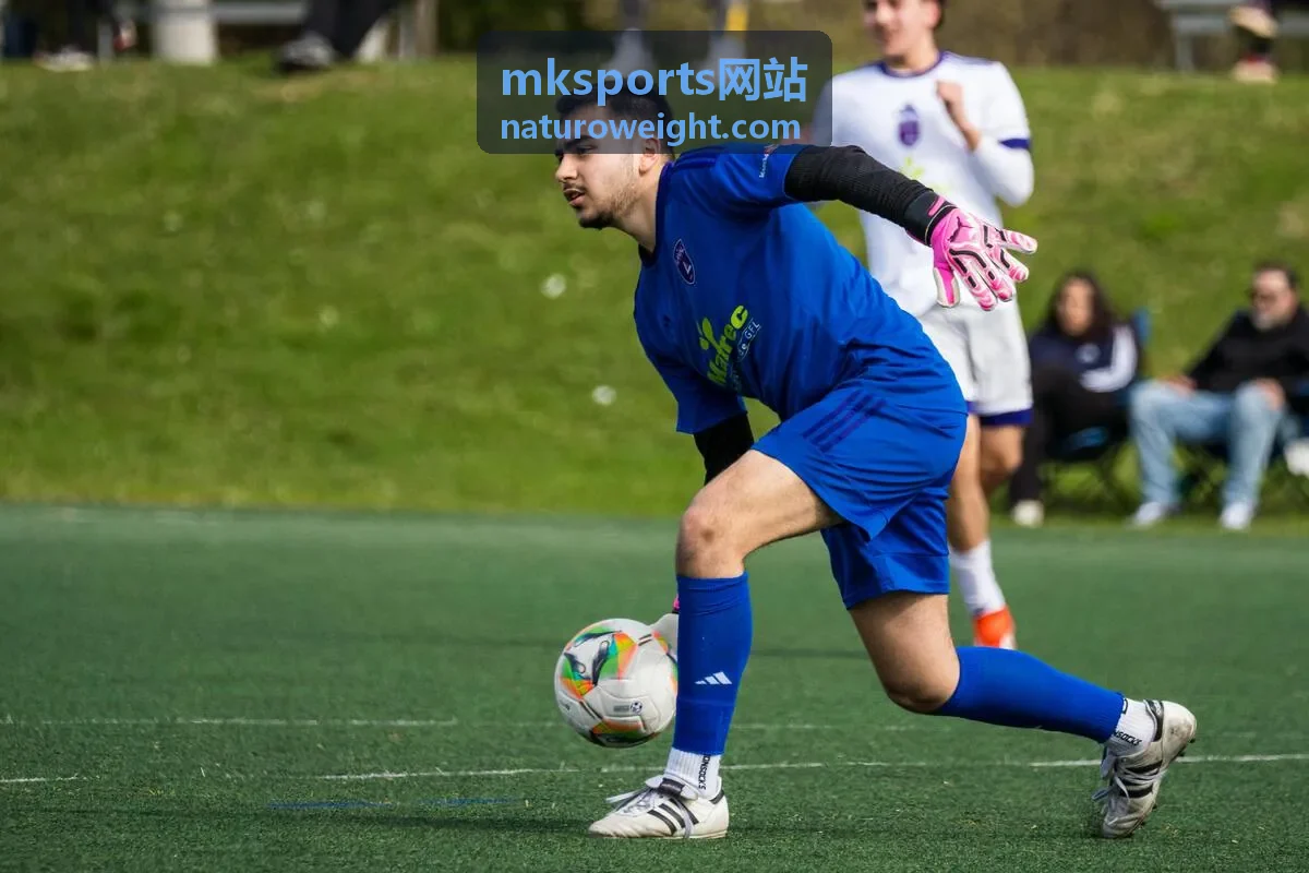 mksports网站夜间跑道训练场景
